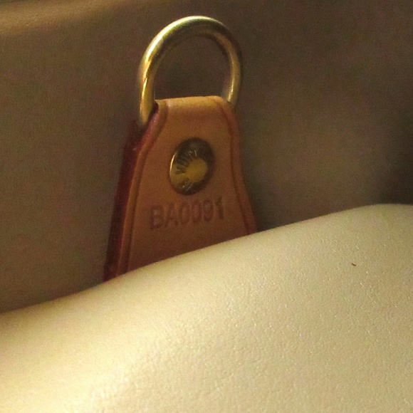 Louis Vuitton Tompkins Square Handbag Soft Beige - Picture 9 of 15